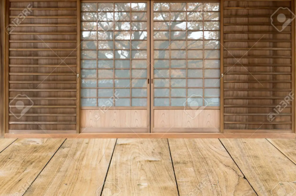 Teras dengan lantai kayu dan jendela geser shoji